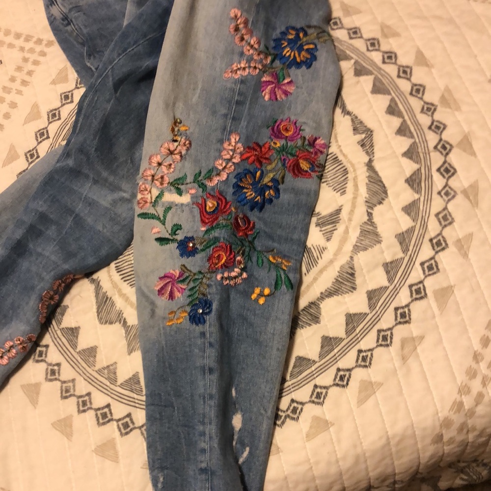 Zara Embroidered Distressed Jeans - Picture 5 of 7